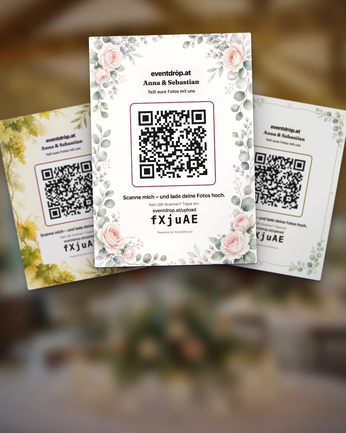 Gedruckte EventDrop-Tischkarten mit Motiv und QR-Code auf einem festlich gedeckten Tisch. Beispielszene mit KI-generiertem Foto und KI-Motiven.